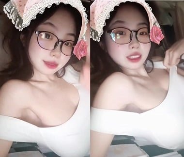Em gái xinh đẹp thích chơi đùa với nhau