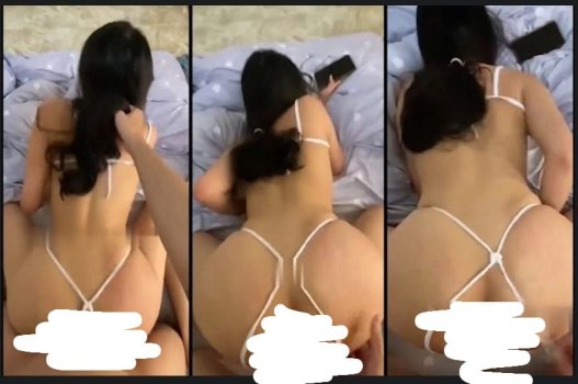 Mẹ xuất hiện đúng lúc con gái đang đắm chìm trong khoảnh khắc mãnh liệt.